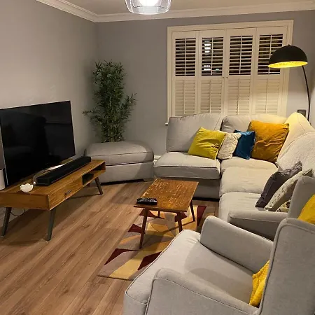 Semesterbostad Gleanntan House - Beautiful Town House With Free Parking